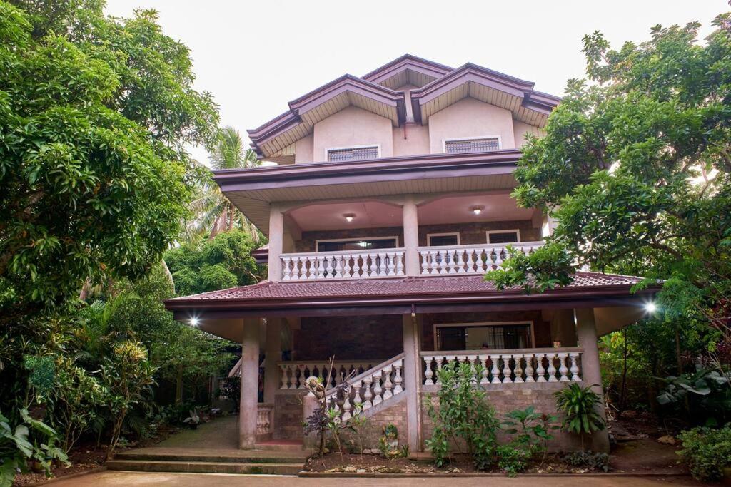 ein großes Haus mit Balkon darüber in der Unterkunft Lovely & Spacious Family House in Tagaytay in Tagaytay