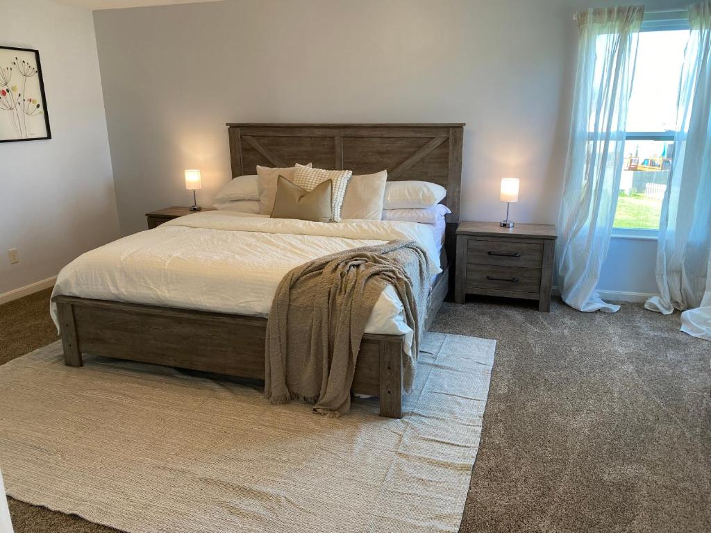Ένα ή περισσότερα κρεβάτια σε δωμάτιο στο Newley Remodel 5 - Bedroom Home Sleeps 16