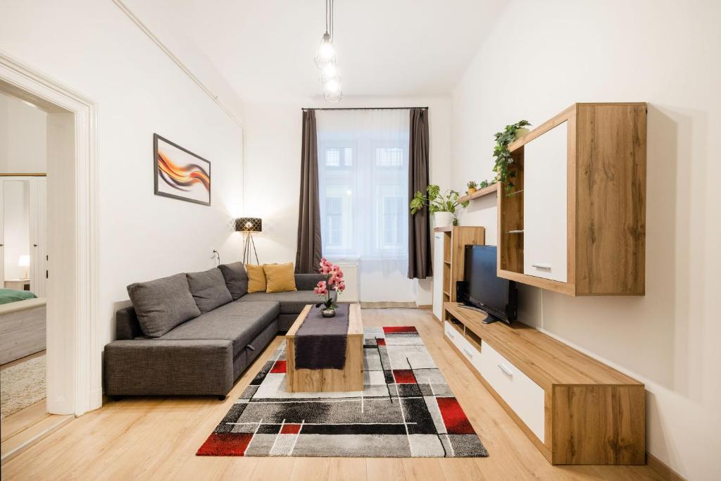 sala de estar con sofá y TV en Izabella Apartment en Budapest