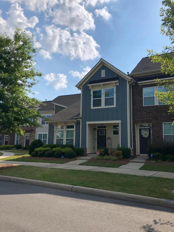 una casa en una calle en un barrio residencial en The Birch Bungalow, en Charlotte