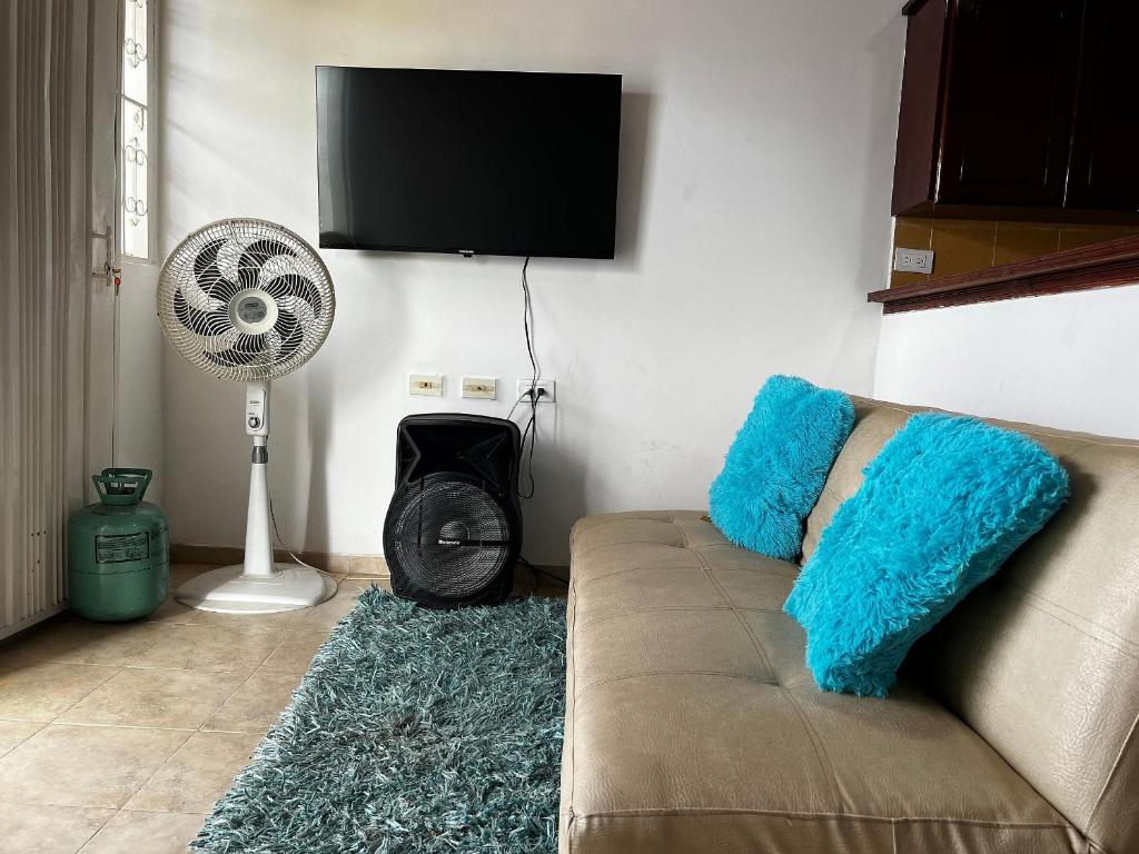 un soggiorno con divano e ventilatore di Golden House II a Valledupar