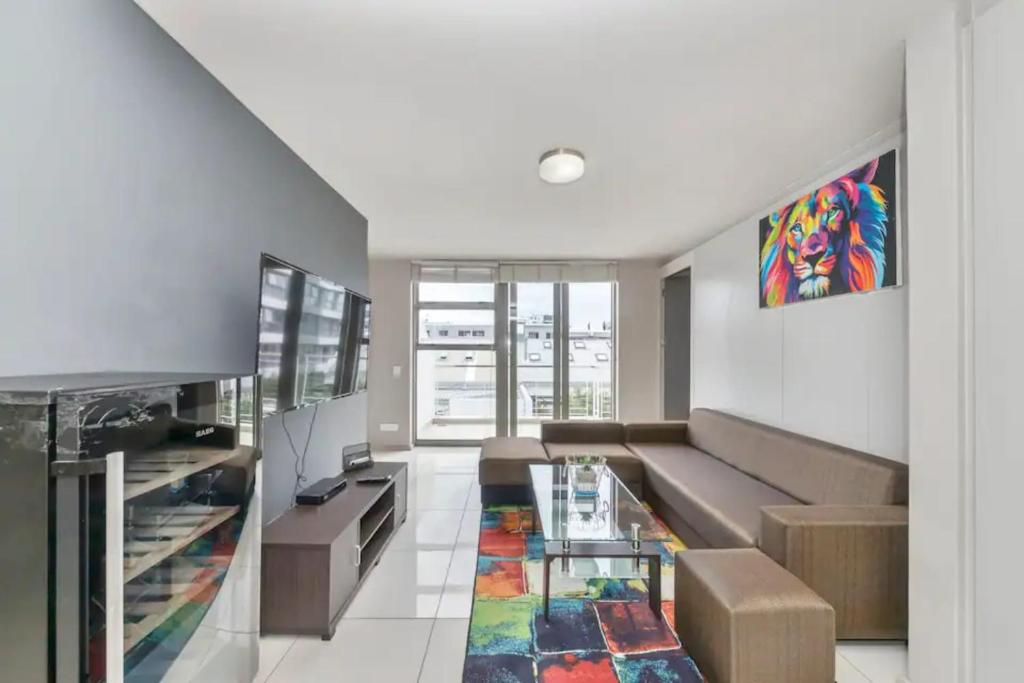 Contemporary 2BD Apartment w Balcony Greenpoint!, Cape Town Updated