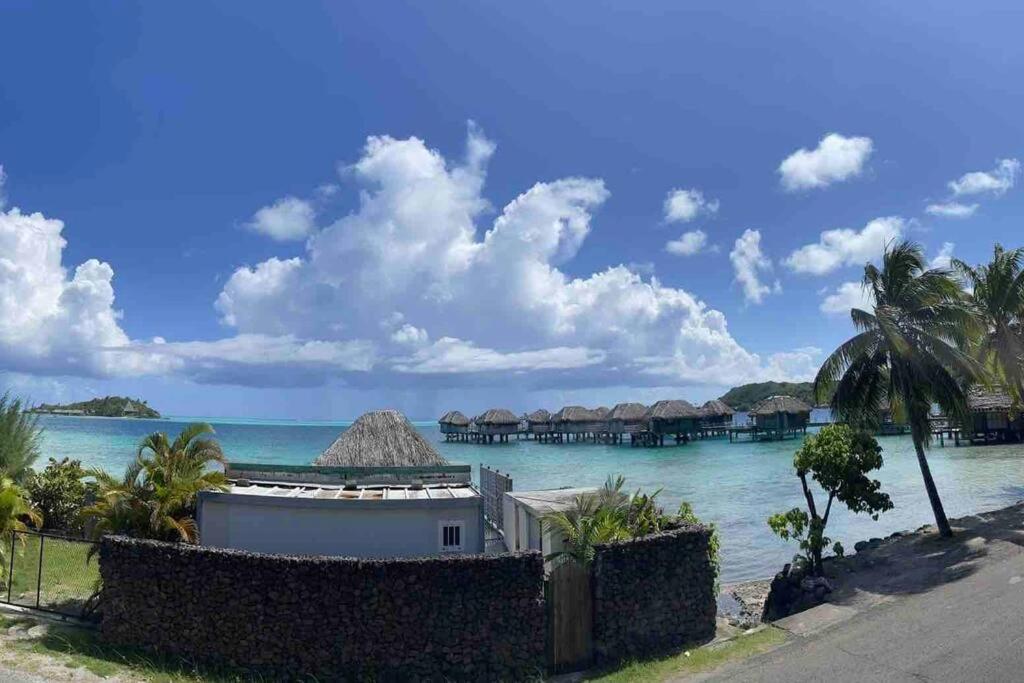 vista su una spiaggia con bungalow e sull'oceano di The Fare Rohivai BORA BORA a Bora Bora