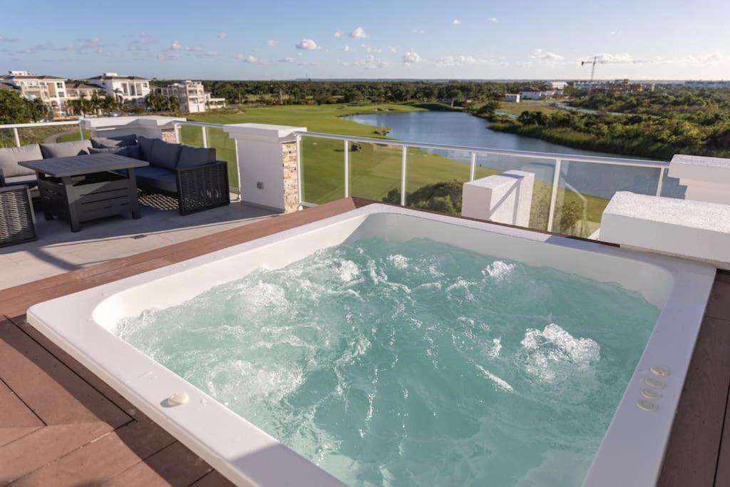蓬塔卡納的住宿－Modern & relaxing penthouse Lake and Golf View，房屋阳台的热水浴池