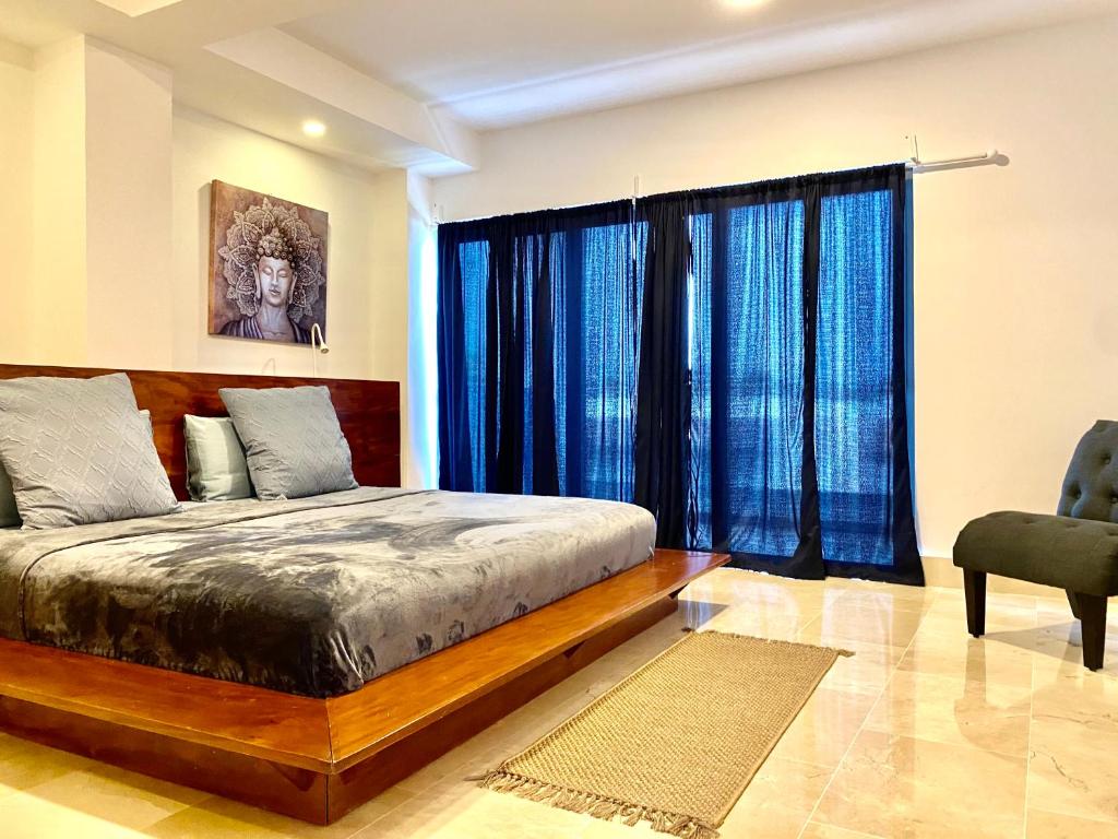 Postel nebo postele na pokoji v ubytování Beachfront penthouse - Amar'e Aparthotel & Spa