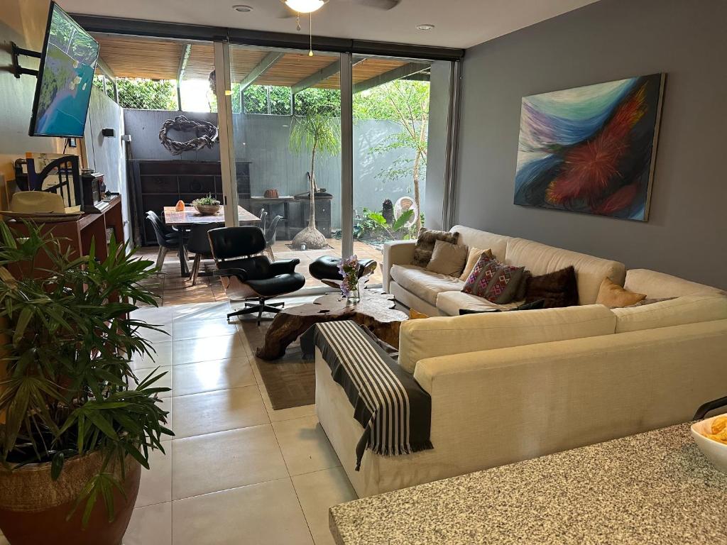 sala de estar con sofá y mesa en Departamento de lujo, exclusivo Terraza y jardín gh02, en Guadalajara