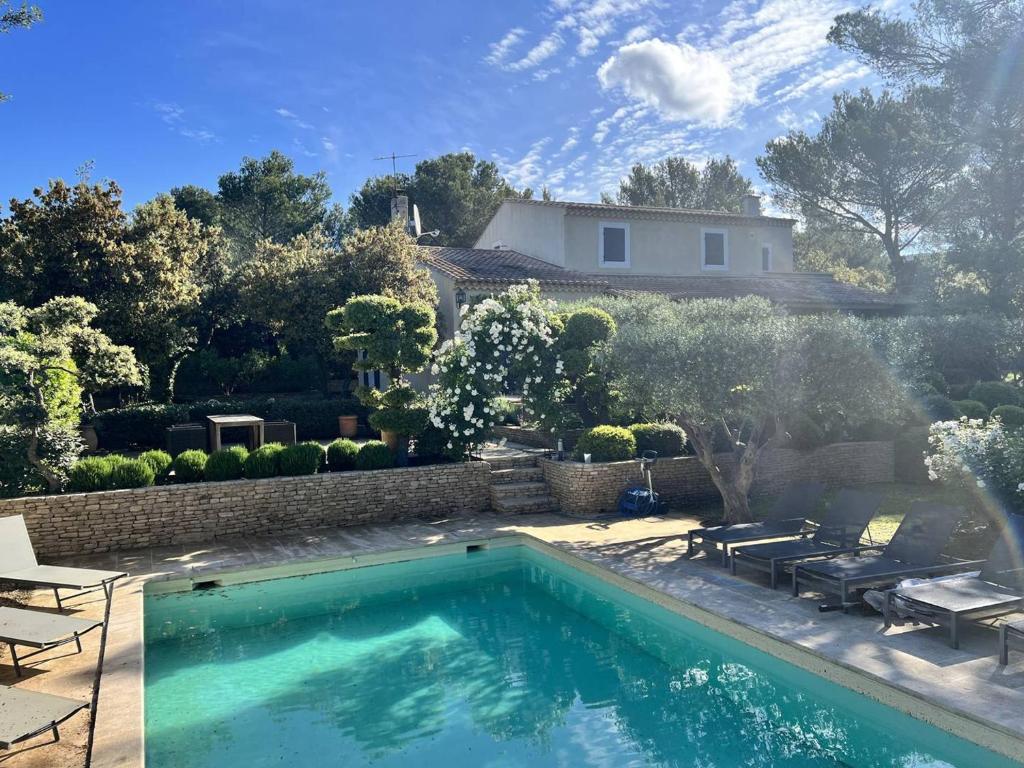 - une piscine en face d'une maison dans l'établissement Villa Saumane-de-Vaucluse, 7 pièces, 10 personnes - FR-1-767-9, à Saumane-de-Vaucluse