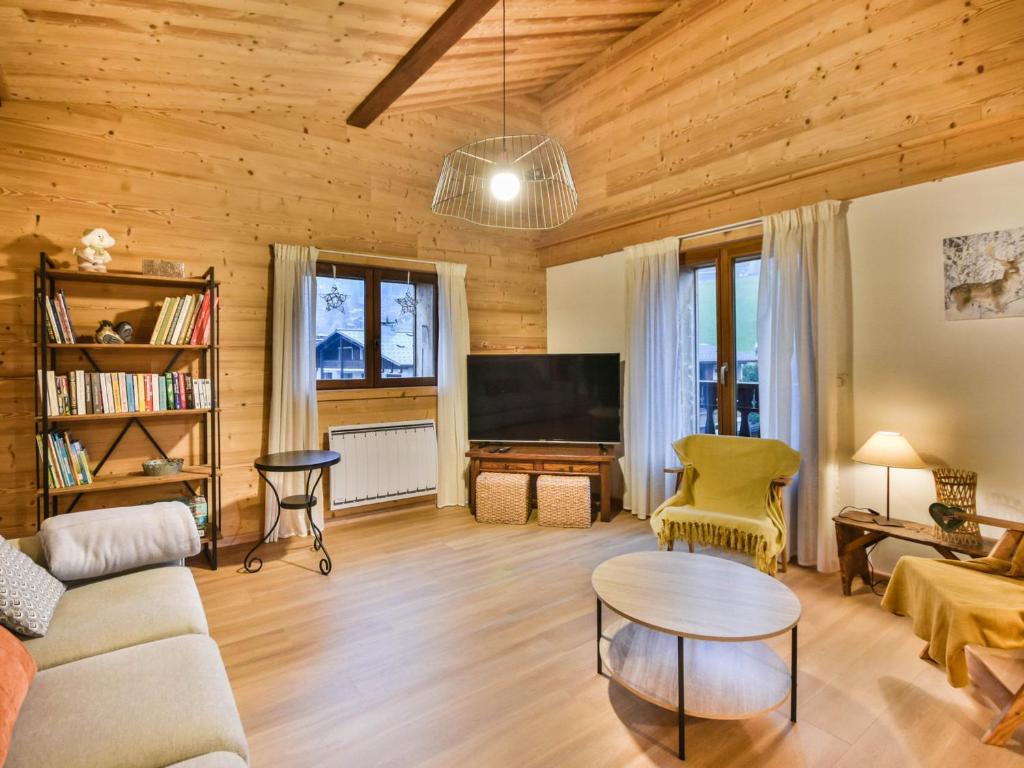 un salon avec un canapé et une télévision dans l'établissement Appartement T3+chambrette 6 pers, centre Les Gets, proche pistes - FR-1-685-75, aux Gets