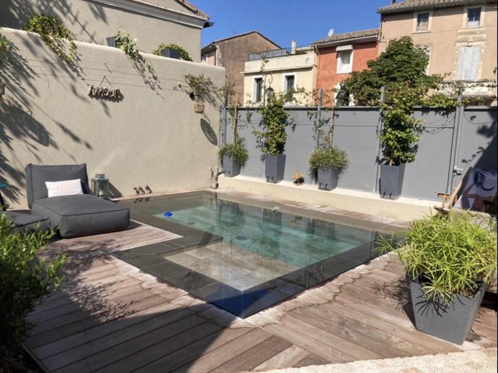 una piscina en el patio trasero de una casa en Maison L'Isle-sur-la-Sorgue, 4 pièces, 6 personnes - FR-1-767-6, en LʼIsle-sur-la-Sorgue