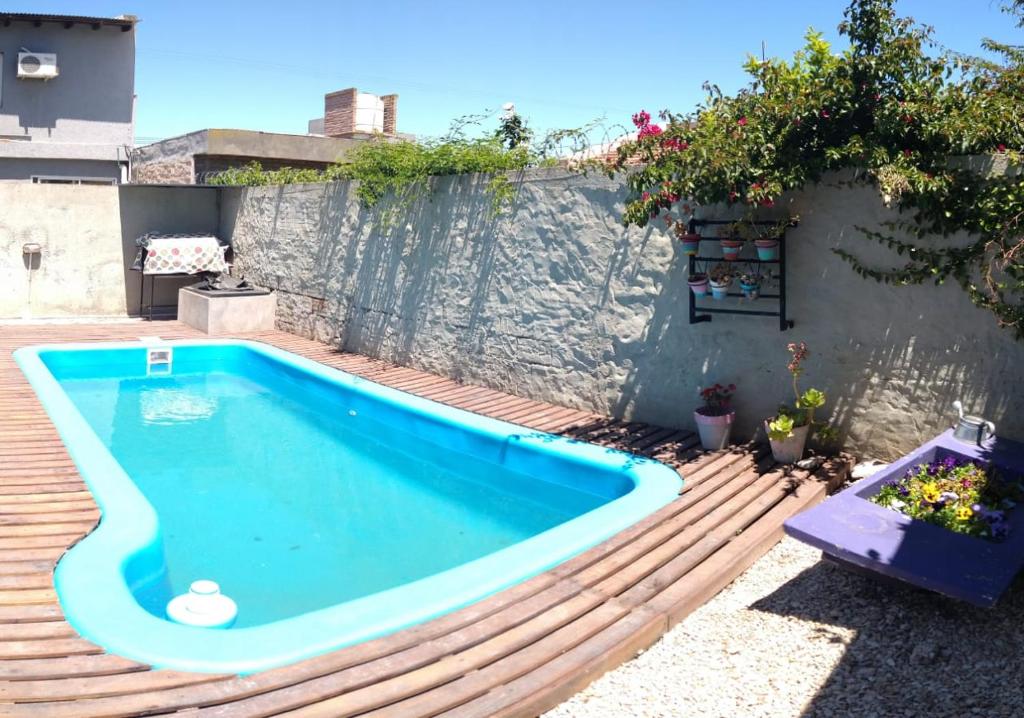 una piscina en el patio trasero de una casa en Casa alojamiento Sweet IZABEL Con pileta y estacionamiento privado! en Chascomús