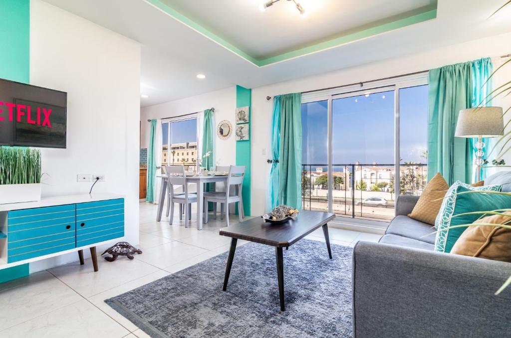 una sala de estar con un sofá y una mesa en Bright Chick Condo 19 Gardenhaus, en Tijuana