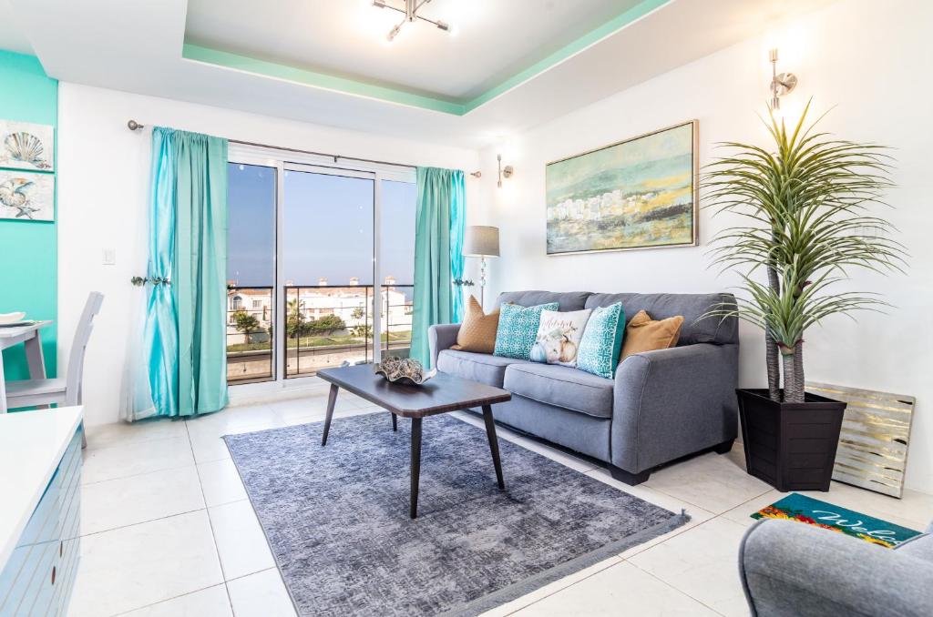 ティファナにあるBright Chick Condo 19 Gardenhausのソファとテーブルのあるリビングルーム