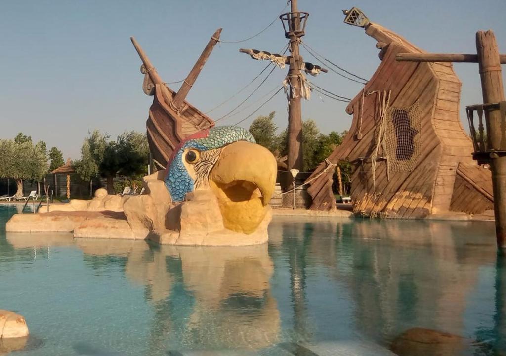 ein Wasserspiel in einem Themenpark mit einer Elefantenstatue in der Unterkunft Vizir Appart 202 in Marrakesch