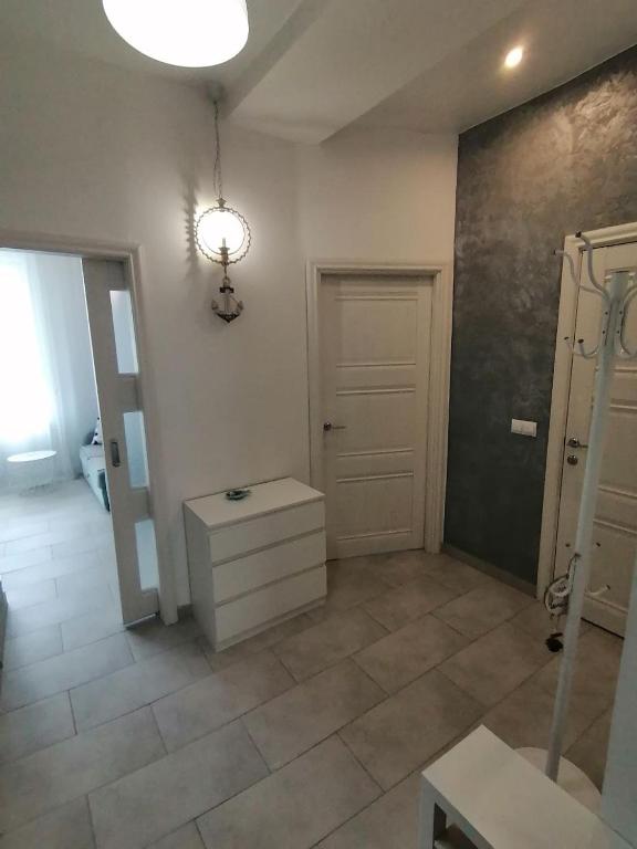 Zimmer mit einer weißen Tür und einem weißen Schrank in der Unterkunft City Centre Vip 227 in Tbilisi City