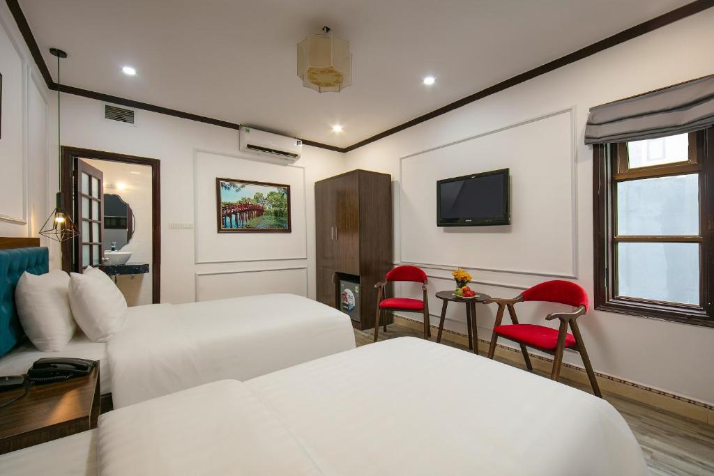 Postel nebo postele na pokoji v ubytování Silk Hanoi Moment Hotel & Spa - Hanoi Old Quarter