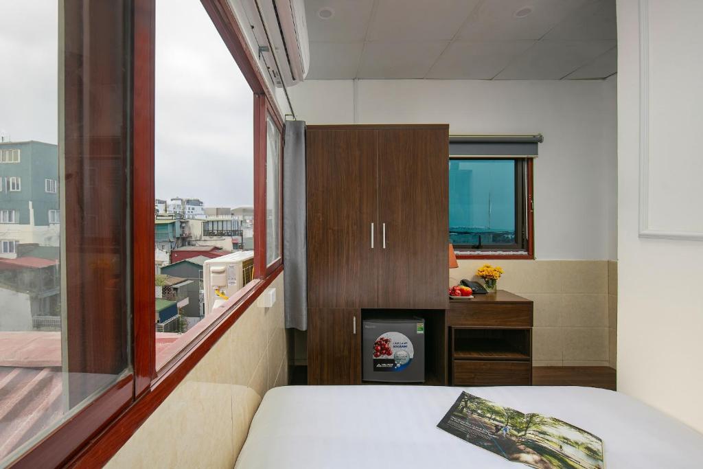 Postel nebo postele na pokoji v ubytování Silk Hanoi Moment Hotel & Spa - Hanoi Old Quarter