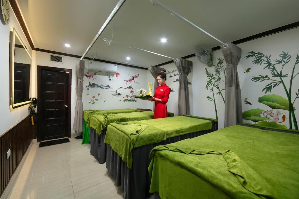 Postel nebo postele na pokoji v ubytování Silk Hanoi Moment Hotel & Spa - Hanoi Old Quarter