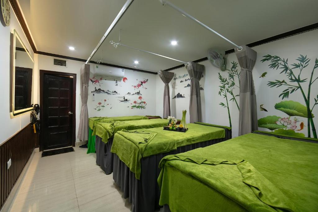 Postel nebo postele na pokoji v ubytování Silk Hanoi Moment Hotel & Spa - Hanoi Old Quarter