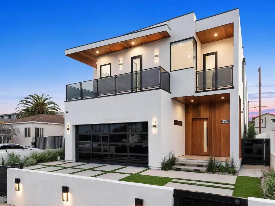 Casa blanca grande con garaje grande en The Penmar Retreat - Luxurious resort-style oasis, en Los Ángeles