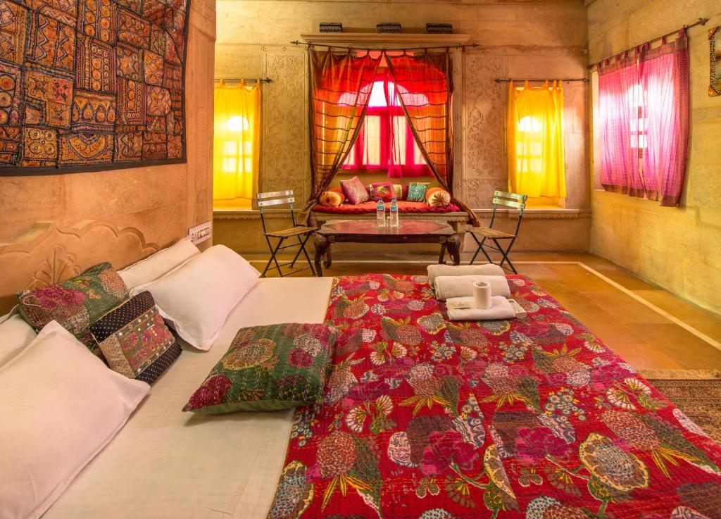 1 dormitorio con 1 cama grande en una habitación en Hotel Oasis Haveli, en Jaisalmer
