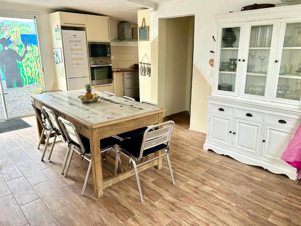 Kuchyň nebo kuchyňský kout v ubytování Maison vue mer chaleureuse et confortable