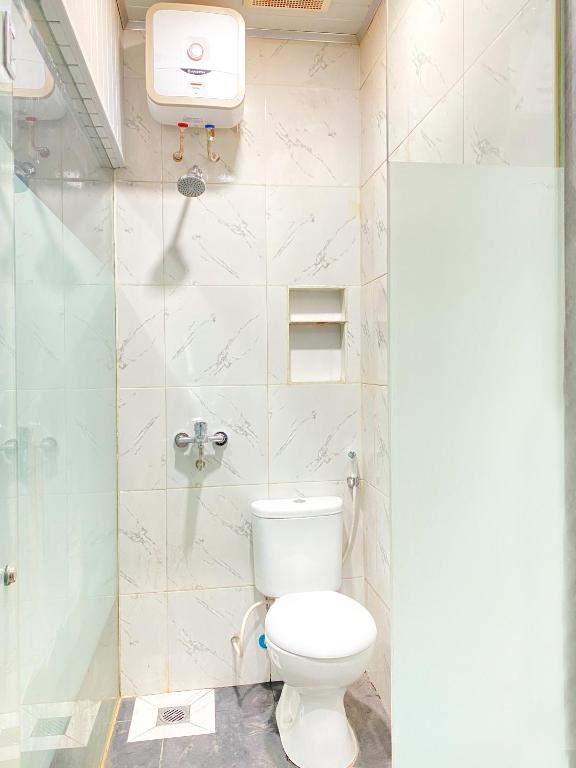 La salle de bains est pourvue d'une douche et de toilettes. dans l'établissement DJURAGAN KAMAR SUHAT, à Kasri