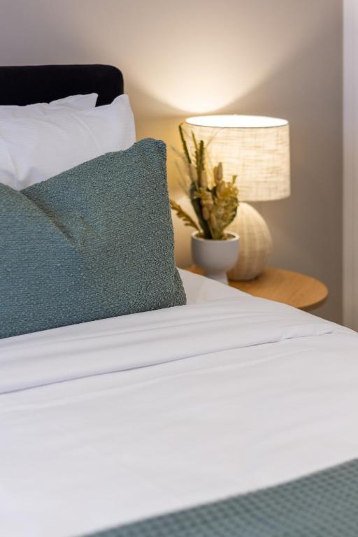 In the heart of it all: 2 bed CBD townhouse - Resim 20