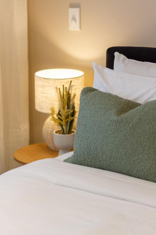 In the heart of it all: 2 bed CBD townhouse - Resim 21