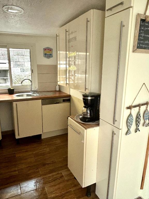 Kuchyň nebo kuchyňský kout v ubytování Maison vue mer chaleureuse et confortable