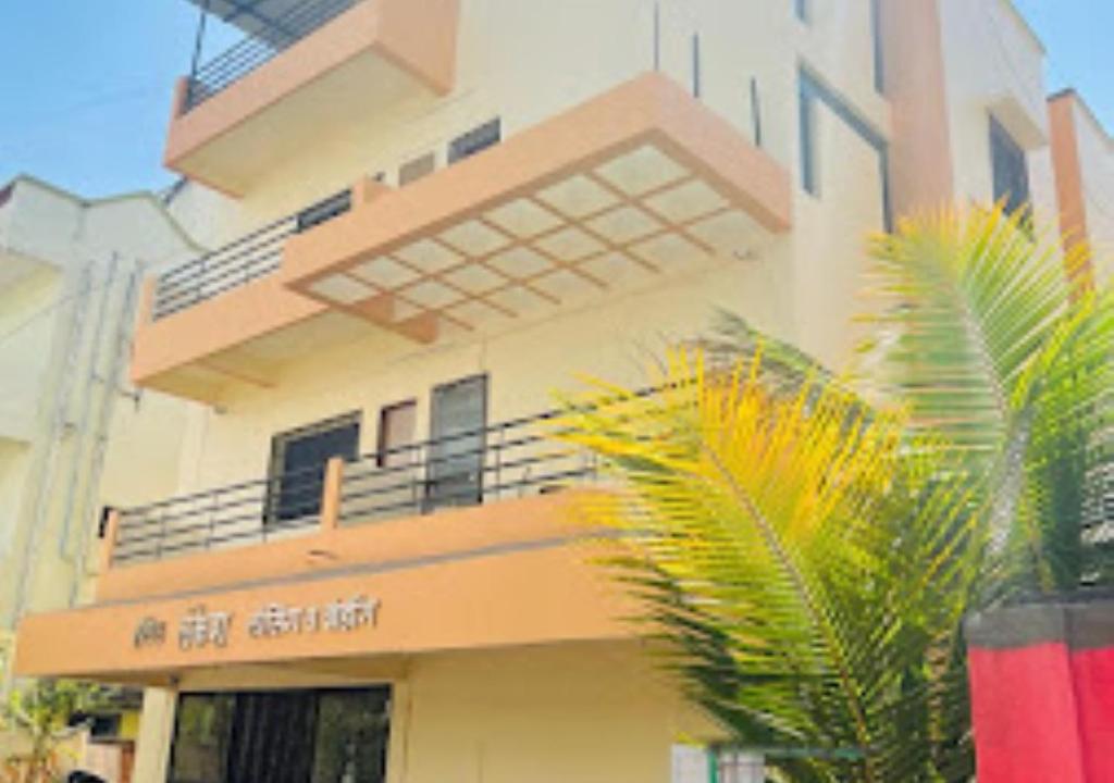un edificio con una palma di fronte di Hotel Lankesh Aurangabad ad Aurangabad