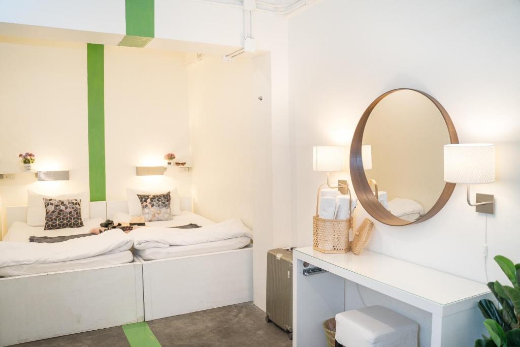 Postel nebo postele na pokoji v ubytování Qilombo Hostel Silom - HQ