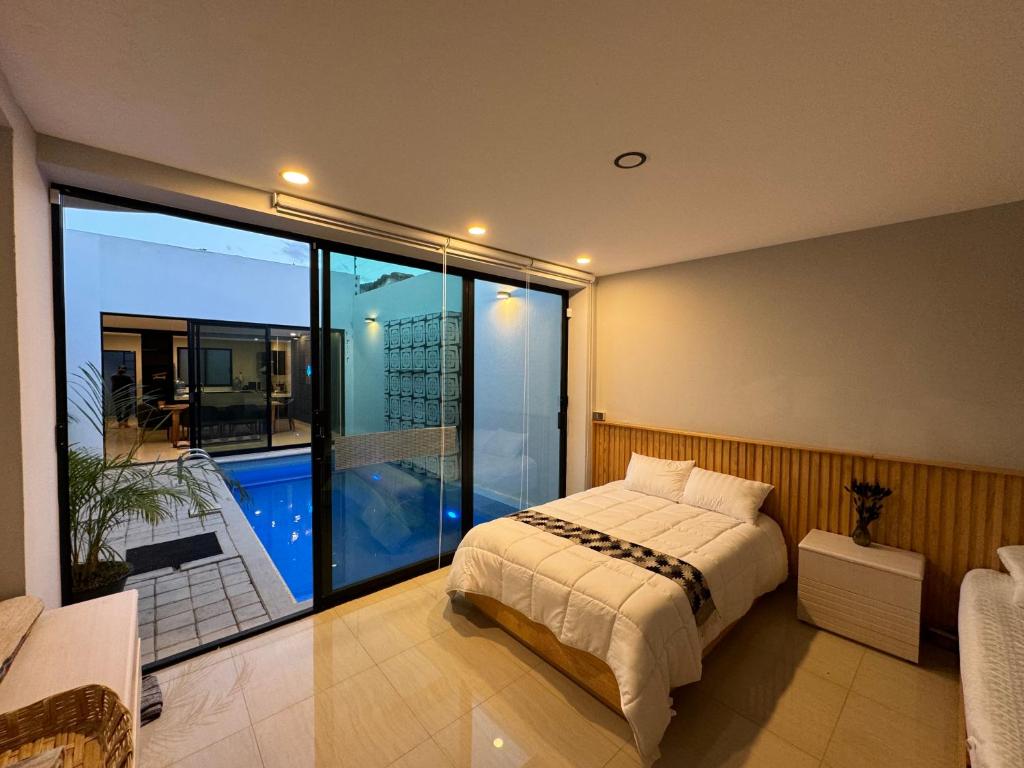 1 dormitorio con 1 cama y balcón en Casa Mosso, 3 rooms house and pool, en Oaxaca City