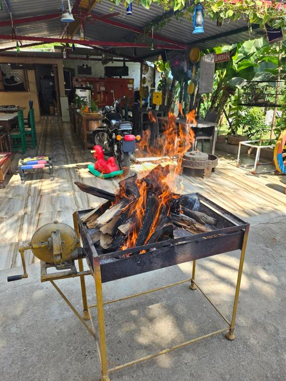 un grill avec un feu devant lui dans l'établissement Dream Vision Guest House, à Diu