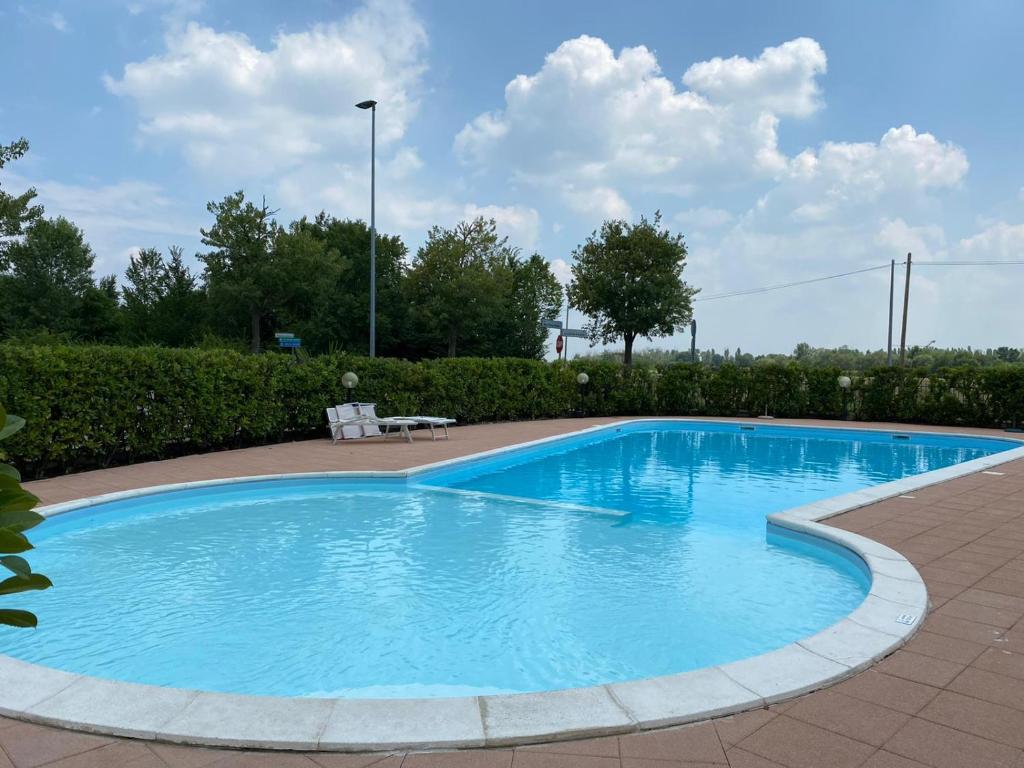 een groot zwembad met blauw water bij La Lanterna - Appartamento con Giardino in Residence con Piscina in Desenzano del Garda
