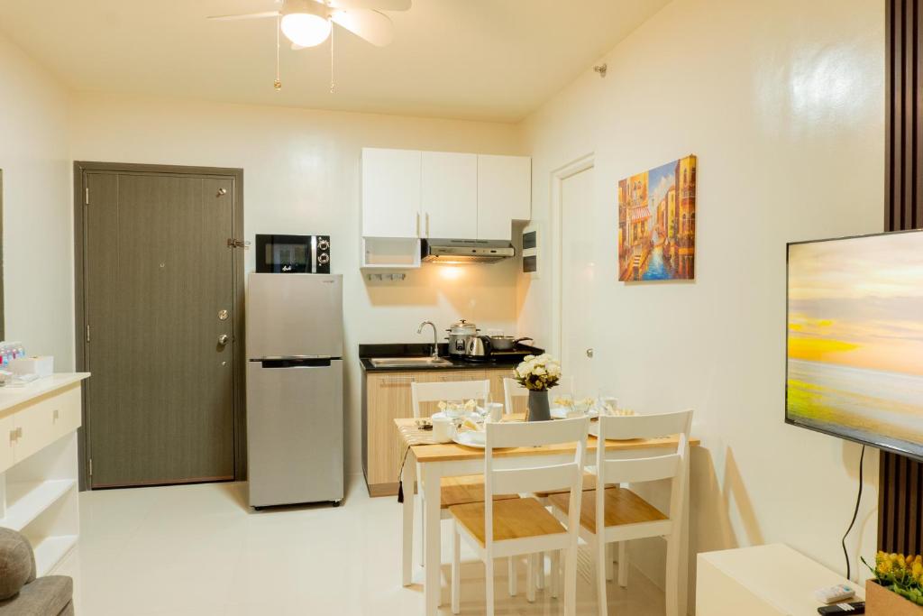 Kuchyň nebo kuchyňský kout v ubytování Palawan Modern Living in a Thoughtfully Designed Rental Home - B1 5Kunzite