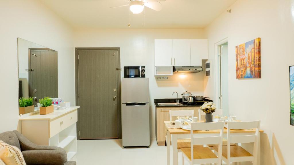 Kuchyň nebo kuchyňský kout v ubytování Palawan Modern Living in a Thoughtfully Designed Rental Home - B1 5Kunzite