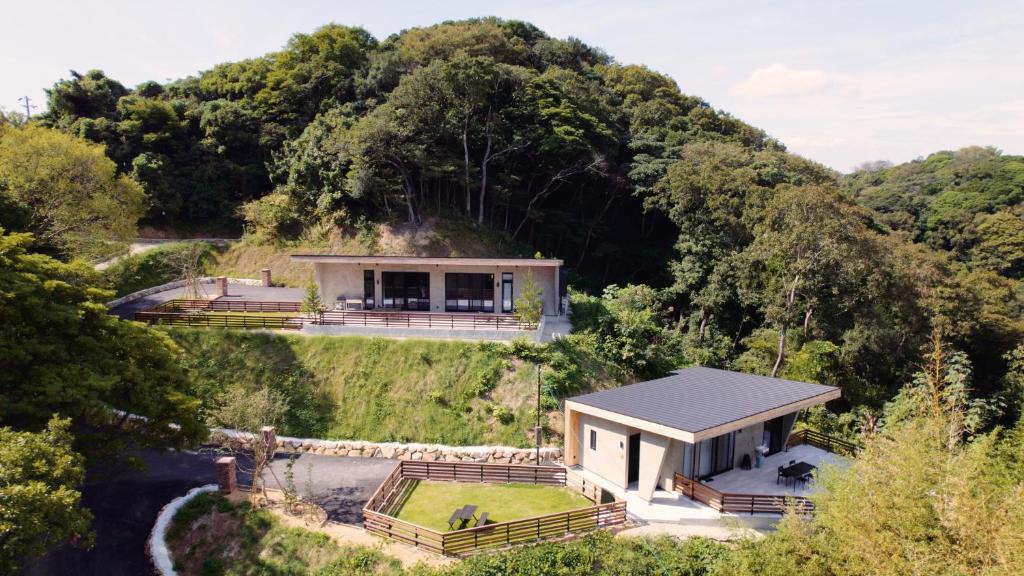 Vue aérienne d'une maison sur une colline dans l'établissement SOOTHE FOREST, à Shio
