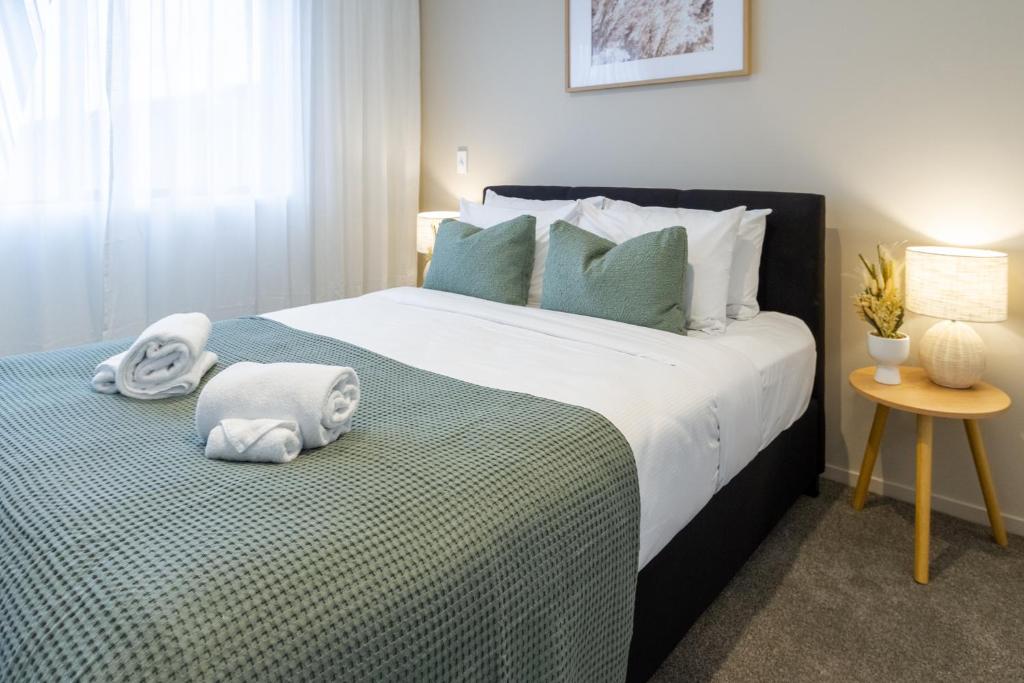 In the heart of it all: 2 bed CBD townhouse - Resim 8