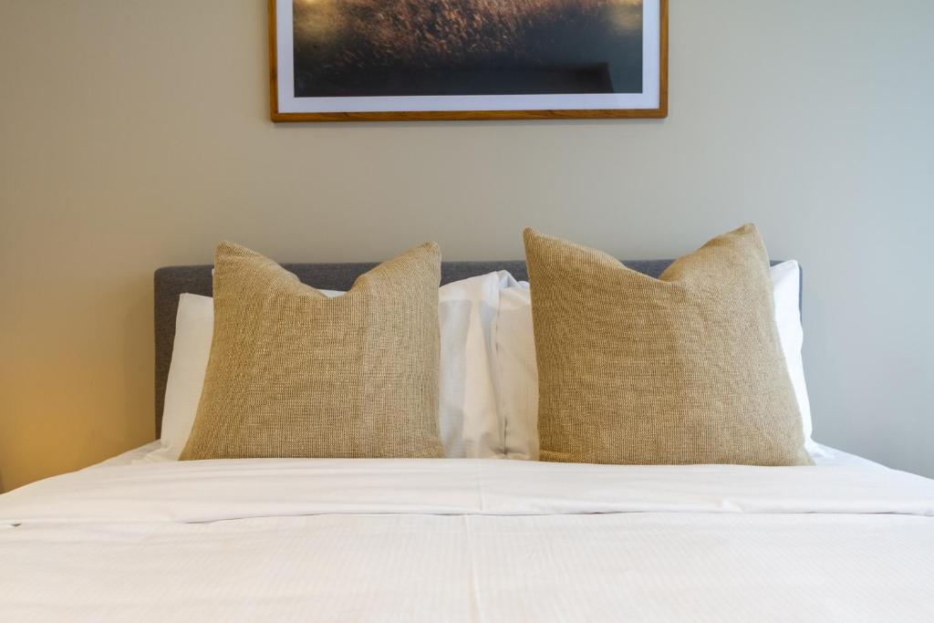 In the heart of it all: 2 bed CBD townhouse - Resim 12