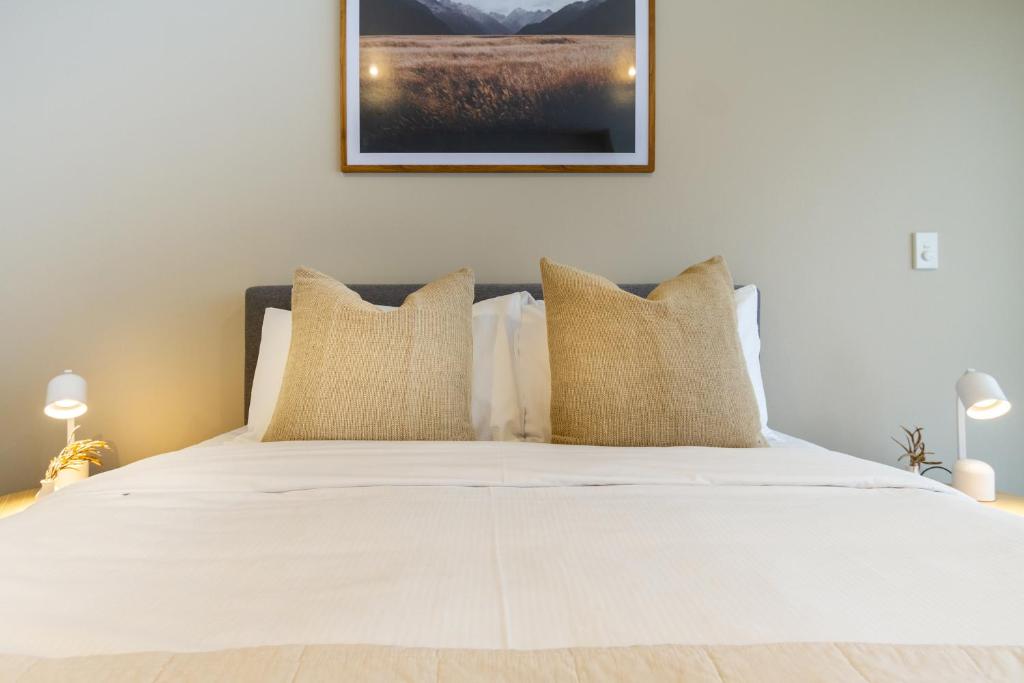 In the heart of it all: 2 bed CBD townhouse - Resim 23