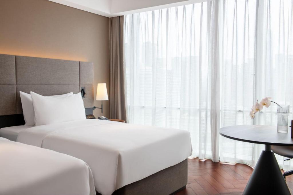 Postel nebo postele na pokoji v ubytování Intercity Hotel Futian Bin He Zhongzhou Bay