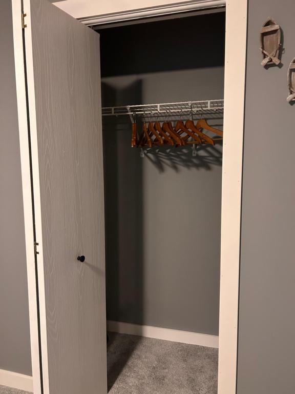 een kast met een deur open met wortels erop bij McLaughlin home in Osceola