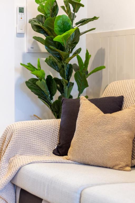 In the heart of it all: 2 bed CBD townhouse - Resim 28