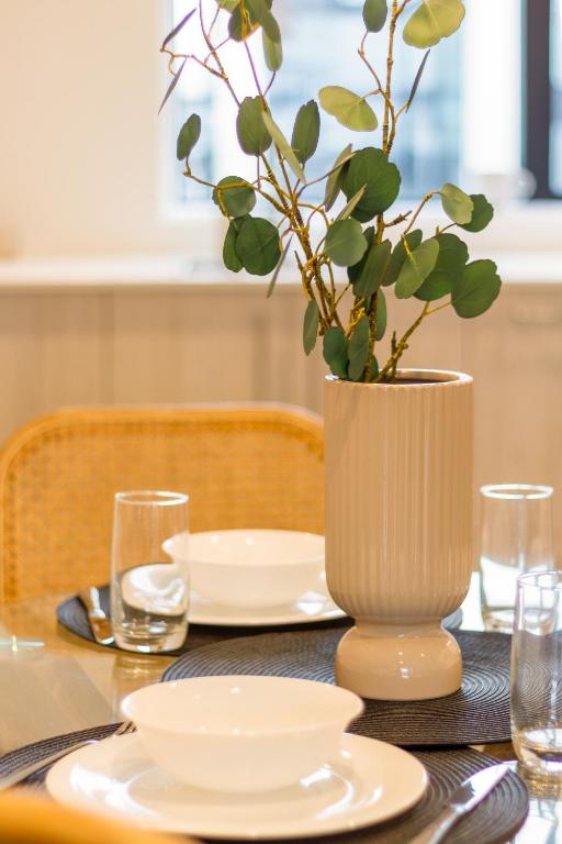 In the heart of it all: 2 bed CBD townhouse - Resim 30