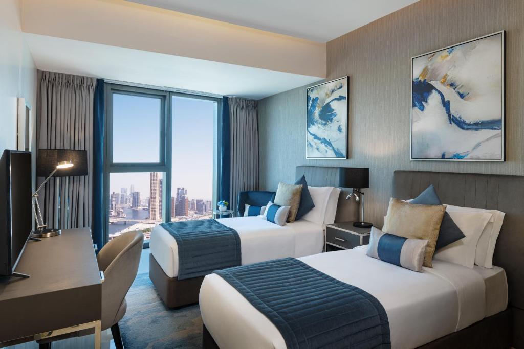 DAMAC Maison Aykon City Dubai客房内的一张或多张床位