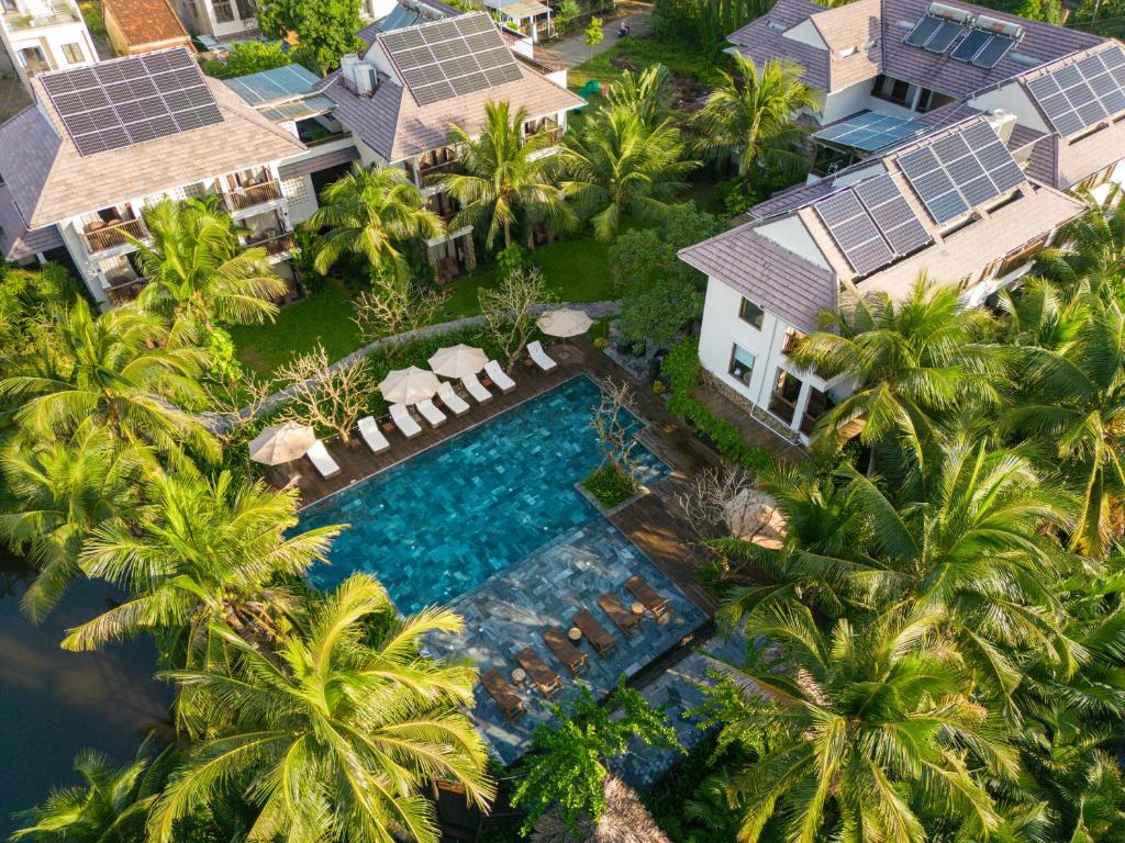 uma vista aérea de uma casa com piscina e palmeiras em Hoi An Eco Lodge & Spa em Hoi An