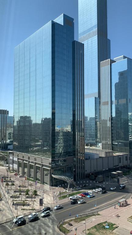 een uitzicht op een stad met auto's voor hoge gebouwen bij Комфортабельная комната в квартире in Astana