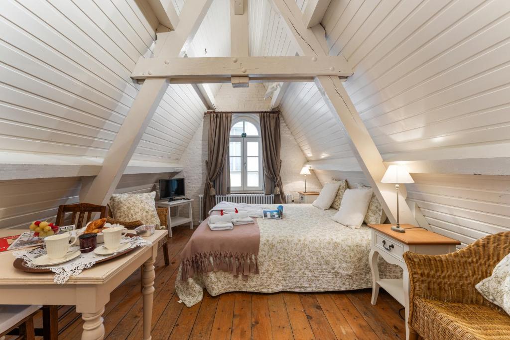 Postel nebo postele na pokoji v ubytování Het Geerwijn - gastensuite in hartje Brugge