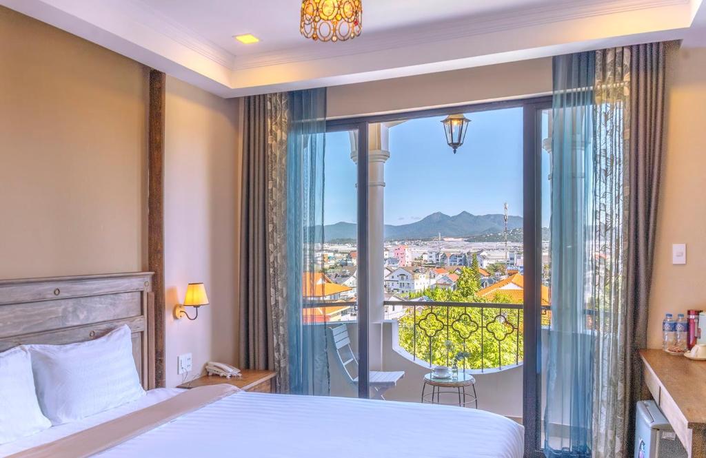 Nespecifikovaný výhled na hory nebo výhled na hory při pohledu z hotelu