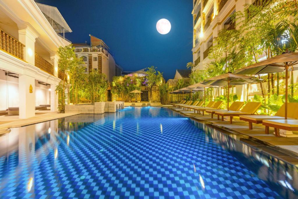 una piscina in un hotel di notte di Angkor Land Urban Boutique a Siem Reap